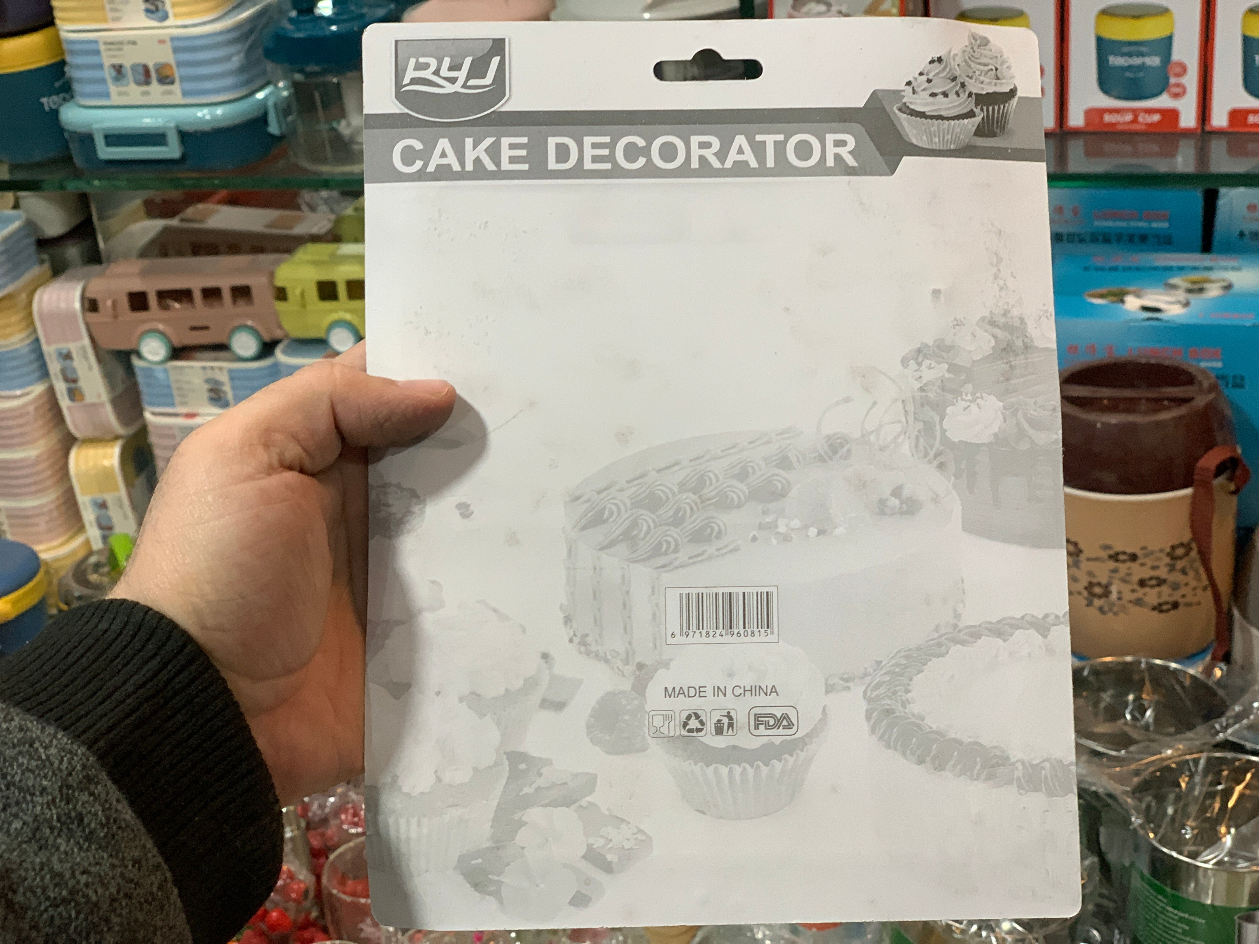 Cake decorator