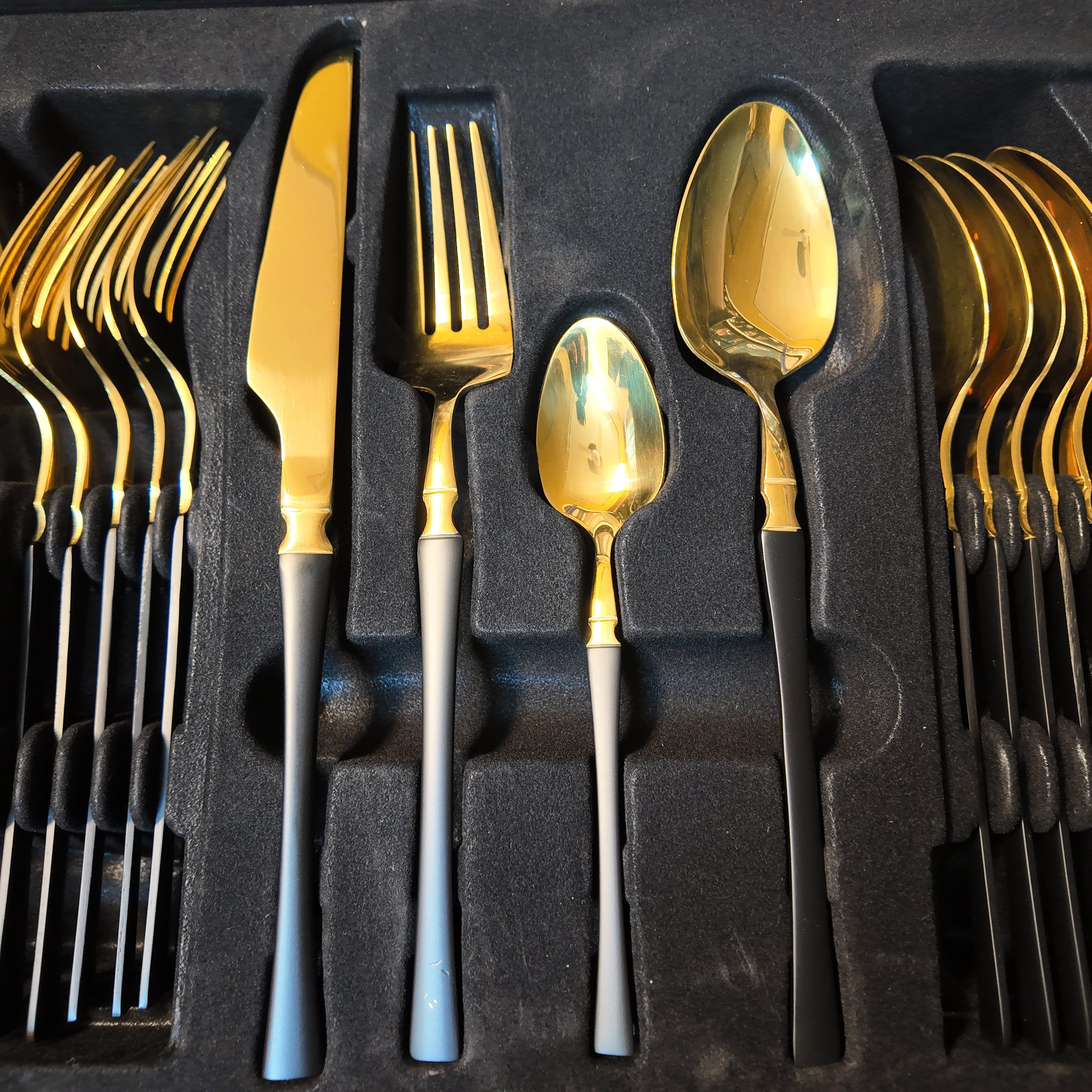 Lot Imported 24 Piece Cutlery Set in 4 Colors